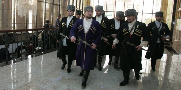 Männer in tschetschenischer Tracht Männer in tschetschenischer Tracht