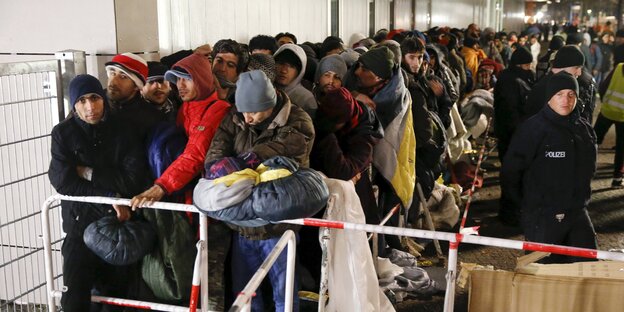 Flüchtlinge warten vor dem Landesamt für Gesundheit und Soziales in Berlin Flüchtlinge warten vor dem Landesamt für Gesundheit und Soziales in Berlin