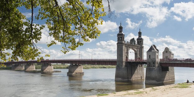 Eine Brücke über einen Fluss Eine Brücke über einen Fluss