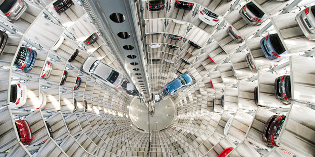 Autos in einem Turm der VW-Autostadt Autos in einem Turm der VW-Autostadt