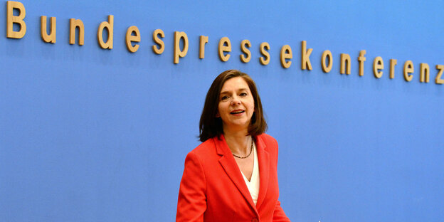 Katrin Göring-Eckardt steht unter dem Schriftzug "Bundespressekonferenz" Katrin Göring-Eckardt steht unter dem Schriftzug "Bundespressekonferenz"