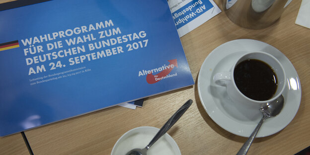 Kaffeetasse und AfD-Flyer Kaffeetasse und AfD-Flyer