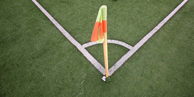 Eckfahne auf Fußballfeld Eckfahne auf Fußballfeld