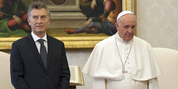 Links ein Mann in Anzug, rechts ein Mann in Papstkleidung Links ein Mann in Anzug, rechts ein Mann in Papstkleidung