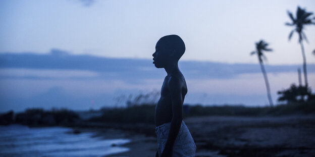 Ein Szenenbild aus dem Film "Moonlight". Ein kleiner Junge steht am Strand. Ein Szenenbild aus dem Film "Moonlight". Ein kleiner Junge steht am Strand.