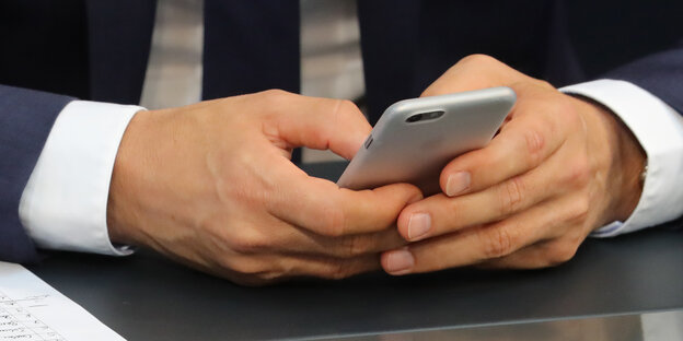Hände halten ein Smartphone Hände halten ein Smartphone