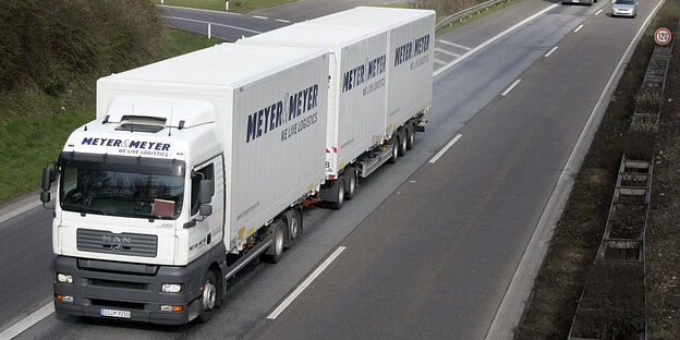 Ein überlanger LKW fährt auf einer Autobahn. Ein überlanger LKW fährt auf einer Autobahn.