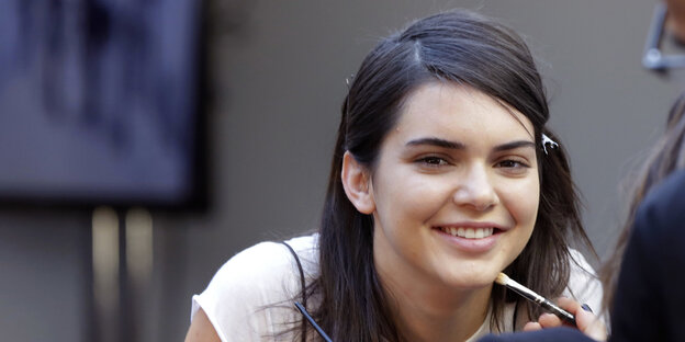 Das Model Kendall Jenner wird geschminkt