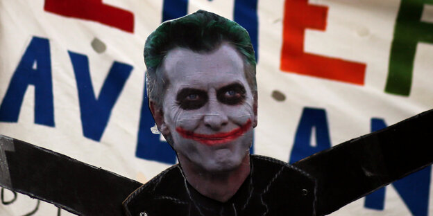 Macri wird von einer Pappfigur, die ihn als bösen Joker zeigt, darstellt Macri wird von einer Pappfigur, die ihn als bösen Joker zeigt, darstellt