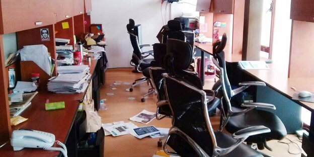 verwüstetes Büro verwüstetes Büro