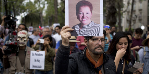 Ein Demonstrant hält ein Bild von Miroslava Breach hoch Ein Demonstrant hält ein Bild von Miroslava Breach hoch