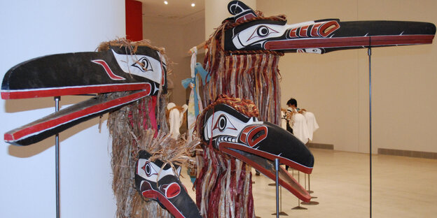 Vogelkopf-Masken gucken in verschiedene Richtungen der documenta-Ausstellung in Athen Vogelkopf-Masken gucken in verschiedene Richtungen der documenta-Ausstellung in Athen