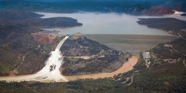 Aus einem Wasserbecken strömen Wassermassen durch eine Landschaft Aus einem Wasserbecken strömen Wassermassen durch eine Landschaft