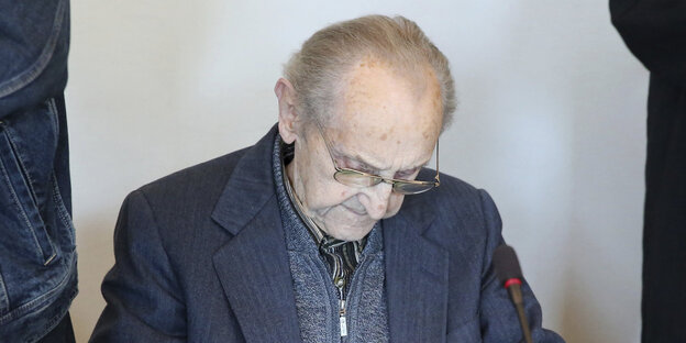 Hubert Zafke mit gebeugtem Haupt Hubert Zafke mit gebeugtem Haupt