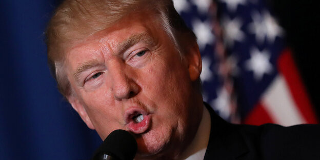 Donald Trump hinter einen Mikofon Donald Trump hinter einen Mikofon