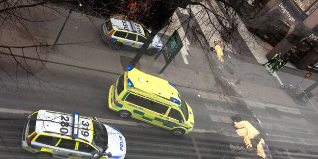 Polizeiautos und Krankenwagen in der Stockholmer Fußgängerzone Polizeiautos und Krankenwagen in der Stockholmer Fußgängerzone