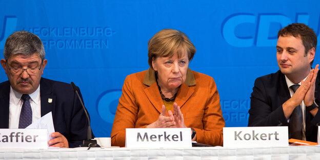 Merkel sitzt zwischen Lorenz Caffier und Vincent Kokert Merkel sitzt zwischen Lorenz Caffier und Vincent Kokert