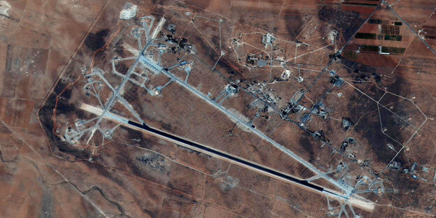 Die Satellitenaufnahme zeigt das al-Shayrat Flugfeld in Syrien Die Satellitenaufnahme zeigt das al-Shayrat Flugfeld in Syrien