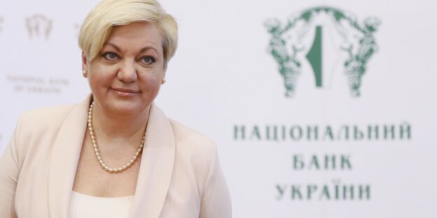 Eine Frau im Kostum vor dem Schriftzug der ukrainischen Nationalbank Eine Frau im Kostum vor dem Schriftzug der ukrainischen Nationalbank
