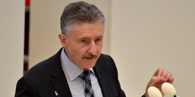 Ein Mann steht vor einem Mikrofon Ein Mann steht vor einem Mikrofon