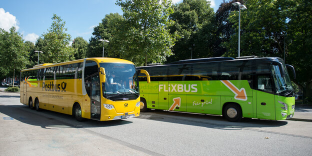 Ein grüner Flixbus überholt einen gelben Postbus Ein grüner Flixbus überholt einen gelben Postbus