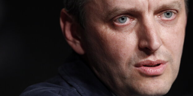 Das Gesicht eines Mannes mit blauen Augen Das Gesicht eines Mannes mit blauen Augen