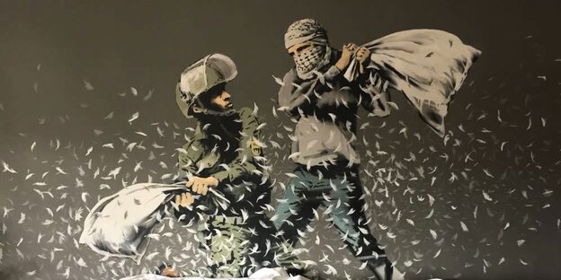 Ein vermummter palästinensischer Aktivist und ein israelischer Soldat kämpfen mit Kissen, die Federn stieben Ein vermummter palästinensischer Aktivist und ein israelischer Soldat kämpfen mit Kissen, die Federn stieben