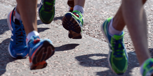 Füße mit Turnschuhen Füße mit Turnschuhen