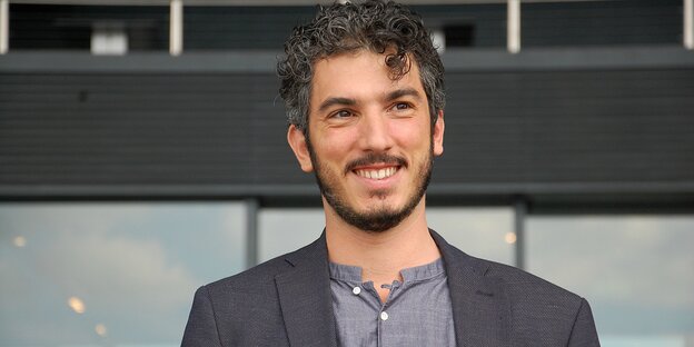 Gabriele del Grande blickt lächelnd in die Kamera Gabriele del Grande blickt lächelnd in die Kamera
