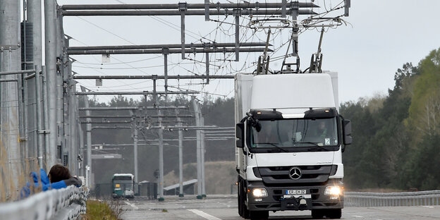 Oberleitungs-LKW auf der Strecke Oberleitungs-LKW auf der Strecke