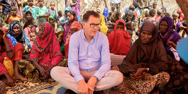 Bundesminister Gerd Müller (CSU) in Äthiopien mit Flüchtlingen. Bundesminister Gerd Müller (CSU) in Äthiopien mit Flüchtlingen.