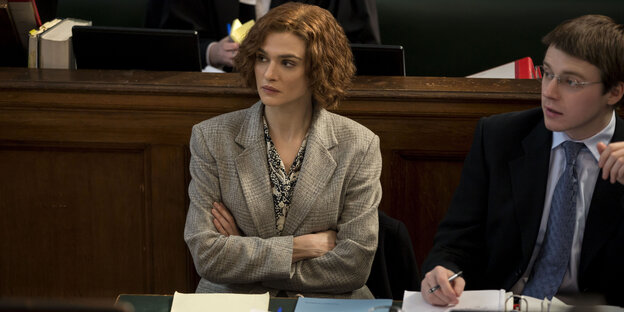 Rachel Weisz sitzt mit verschränkten Armen neben einem Kollegen im Gericht Rachel Weisz sitzt mit verschränkten Armen neben einem Kollegen im Gericht