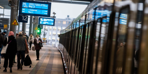 Blick auf einen Bahnsteig mit stehender S-Bahn Blick auf einen Bahnsteig mit stehender S-Bahn