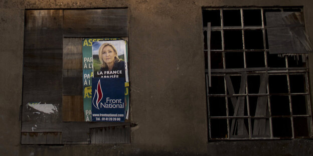 Wahlplakate auf einer Hauswand Wahlplakate auf einer Hauswand