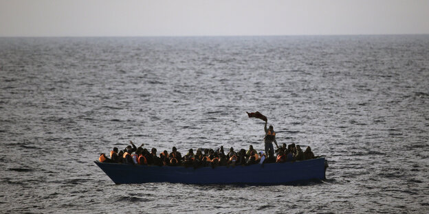 Ein Boot randvoll mit Menschen Ein Boot randvoll mit Menschen