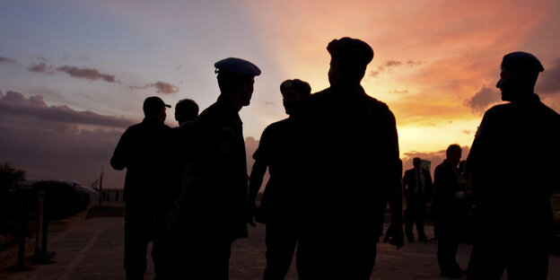 Blauhelmsoldatenbetrachten den Sonnenuntergang Blauhelmsoldatenbetrachten den Sonnenuntergang