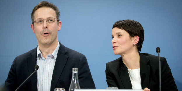 Pretzell (li.) und Petry, sitzend, vor blauem Hintergrund Pretzell (li.) und Petry, sitzend, vor blauem Hintergrund