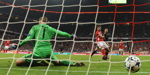 Ein Torwart, der Ball hinter ihm im Tor Ein Torwart, der Ball hinter ihm im Tor
