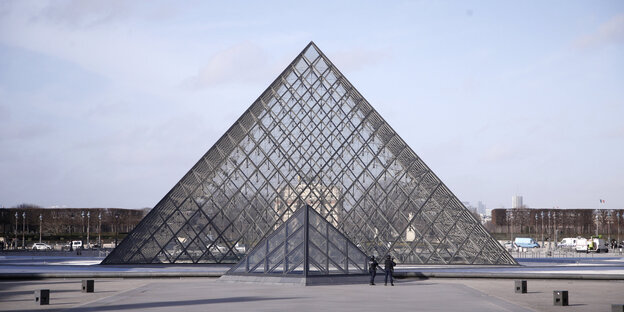 Der Louvre - ein pyramidenförmiges Glasgebäude Der Louvre - ein pyramidenförmiges Glasgebäude