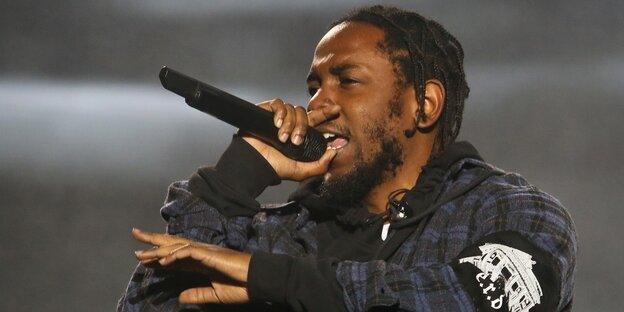 King Kendrick hat ein Mikro in der Hand King Kendrick hat ein Mikro in der Hand