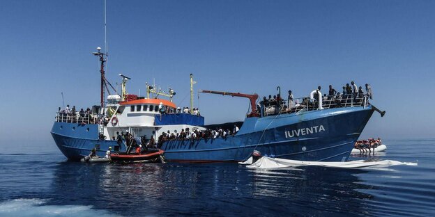 Das Schiff Iuventa auf offenem Meer