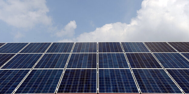 Solarpanels - darüber Himmel mit Wolken Solarpanels - darüber Himmel mit Wolken