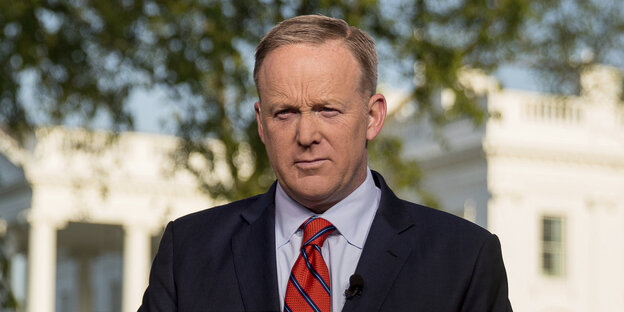 Ein Mann steht vor dem Weißen Haus in Washington D.C.