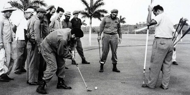 Che Guevara und Fidel Castro beim Golfen mit einer Reihe Fans Che Guevara und Fidel Castro beim Golfen mit einer Reihe Fans