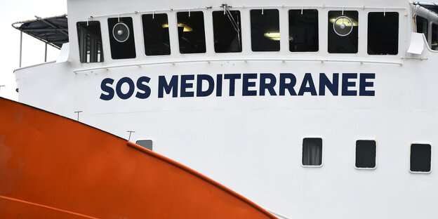 Ein Schiff mit der Aufschrift "SOS Méditerranée" Ein Schiff mit der Aufschrift "SOS Méditerranée"