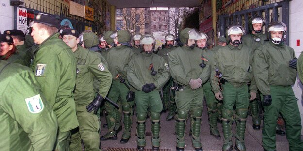 Polizisten in Kampfmontur Polizisten in Kampfmontur