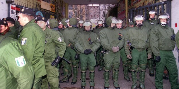 Polizisten in Kampfmontur