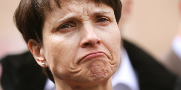 Petry, das Gesicht verziehend Petry, das Gesicht verziehend