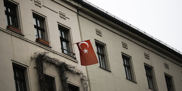 Altbau mit Türkei-Fähnchen an einem Fenster Altbau mit Türkei-Fähnchen an einem Fenster