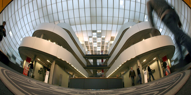 Eine verzerrte Aufnahme der Philologischen Bibliothek der Freien Universität Berlin Eine verzerrte Aufnahme der Philologischen Bibliothek der Freien Universität Berlin